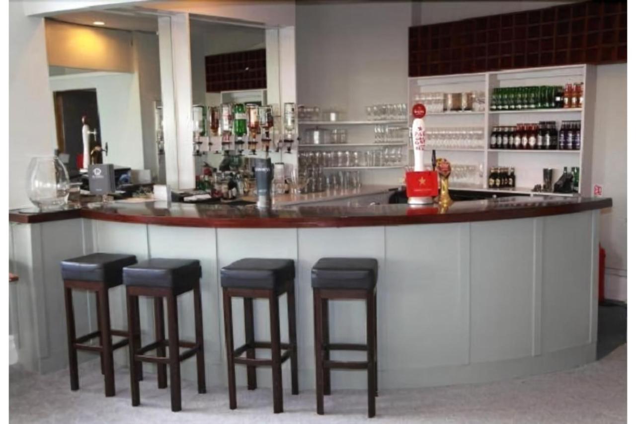 Hampton Court Hotel East Molesey Extérieur photo